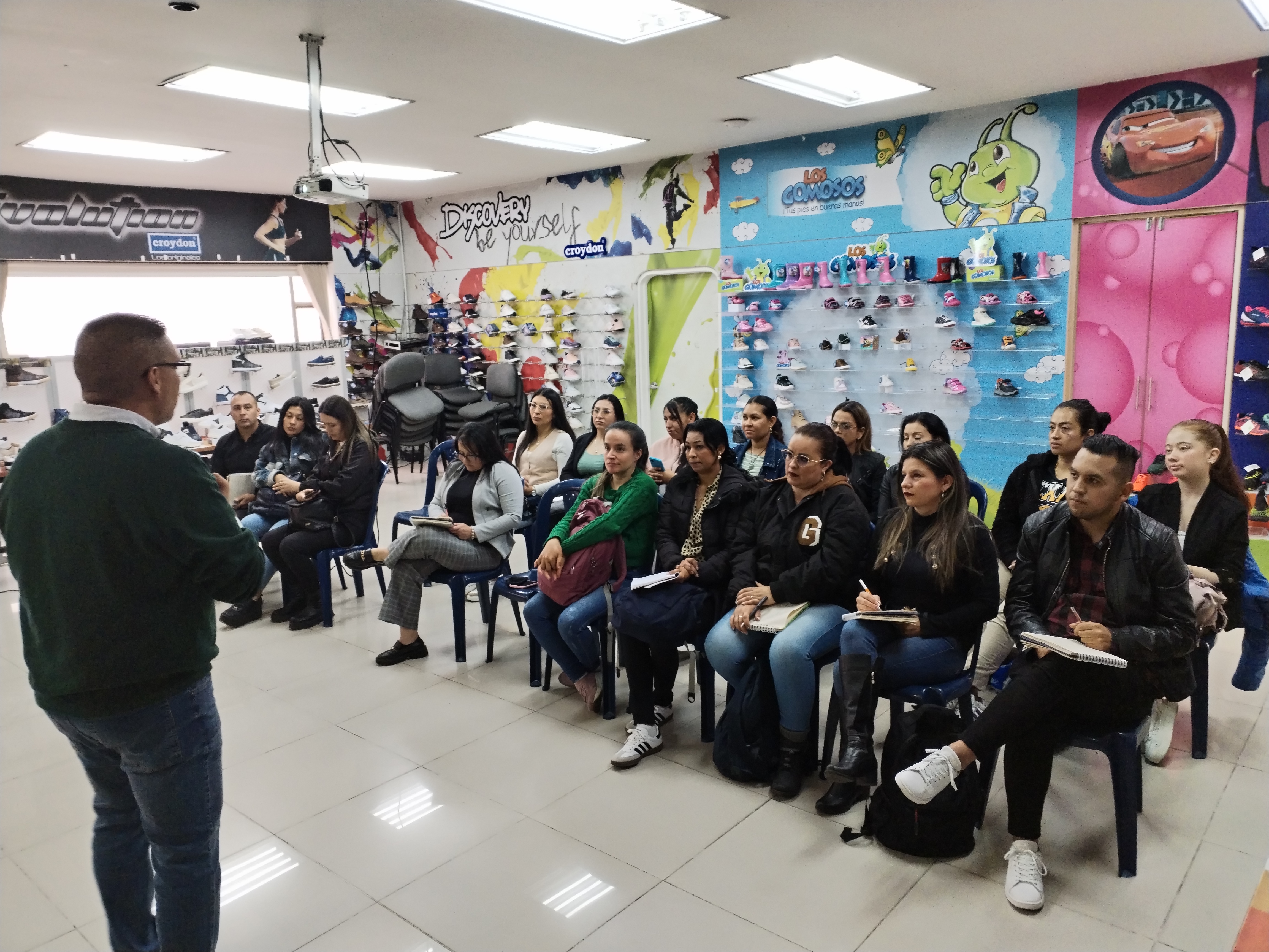 Iván desarrollando una mentoría con un equipo